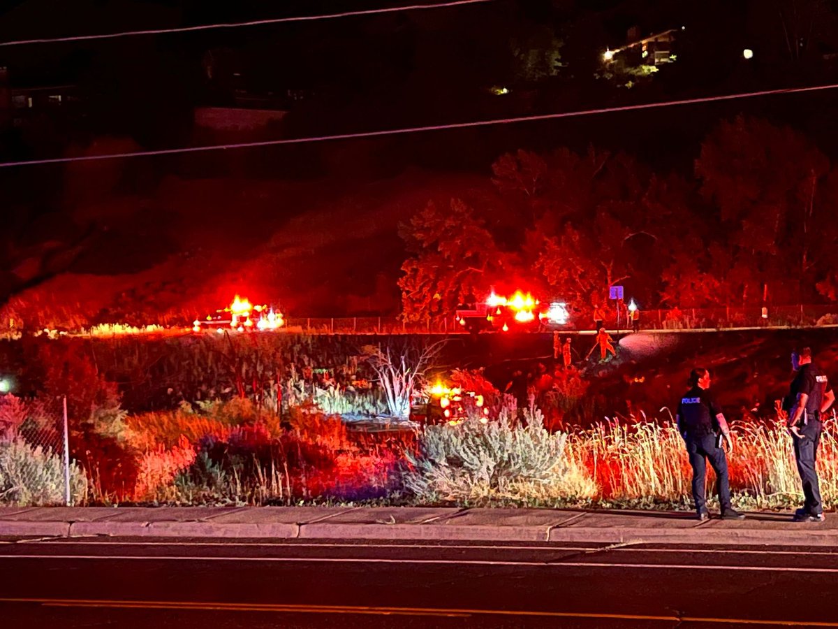 CottonwoodHeights  BrushFire crews did an exceptional job controlling this fire. The fire is out and under control and no homes were lost. They are in the mop up stages